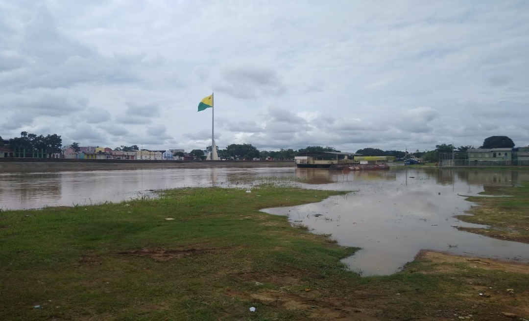 Rio Acre atinge cota de alerta e invade estacionamento e parte de rua no Bairro da Base 